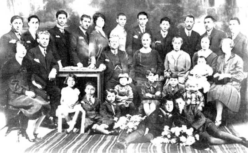Famille Abravanel, Pirot, Yougoslavie, aux environs de 1920; in www.press.uillinois.edu/epub/books/levy/ch6.html
